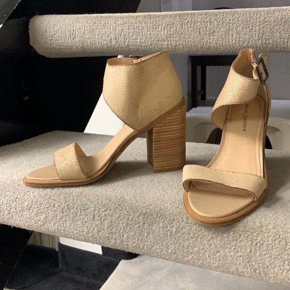 Anthropologie {Kelsi Dagger}Sz 9 Distressed Heels - Picture 3 of 12